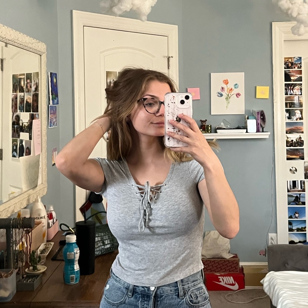 Gray t-shirt with tie